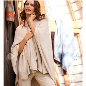 Barefoot Dreams CozyChic Lite Weekend
Wrap in Stone One Size Fits All